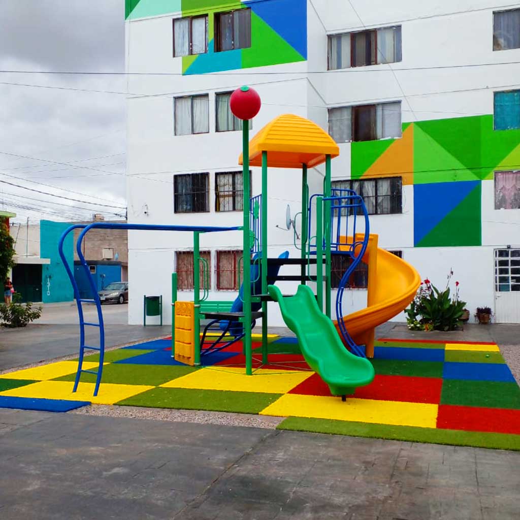 ÁREA DE JUEGOS (PASTO DE COLORES)