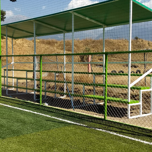 Gradas-techadas-para-canchas-de-fútbol-11,-diseño-resistente-y-duradero