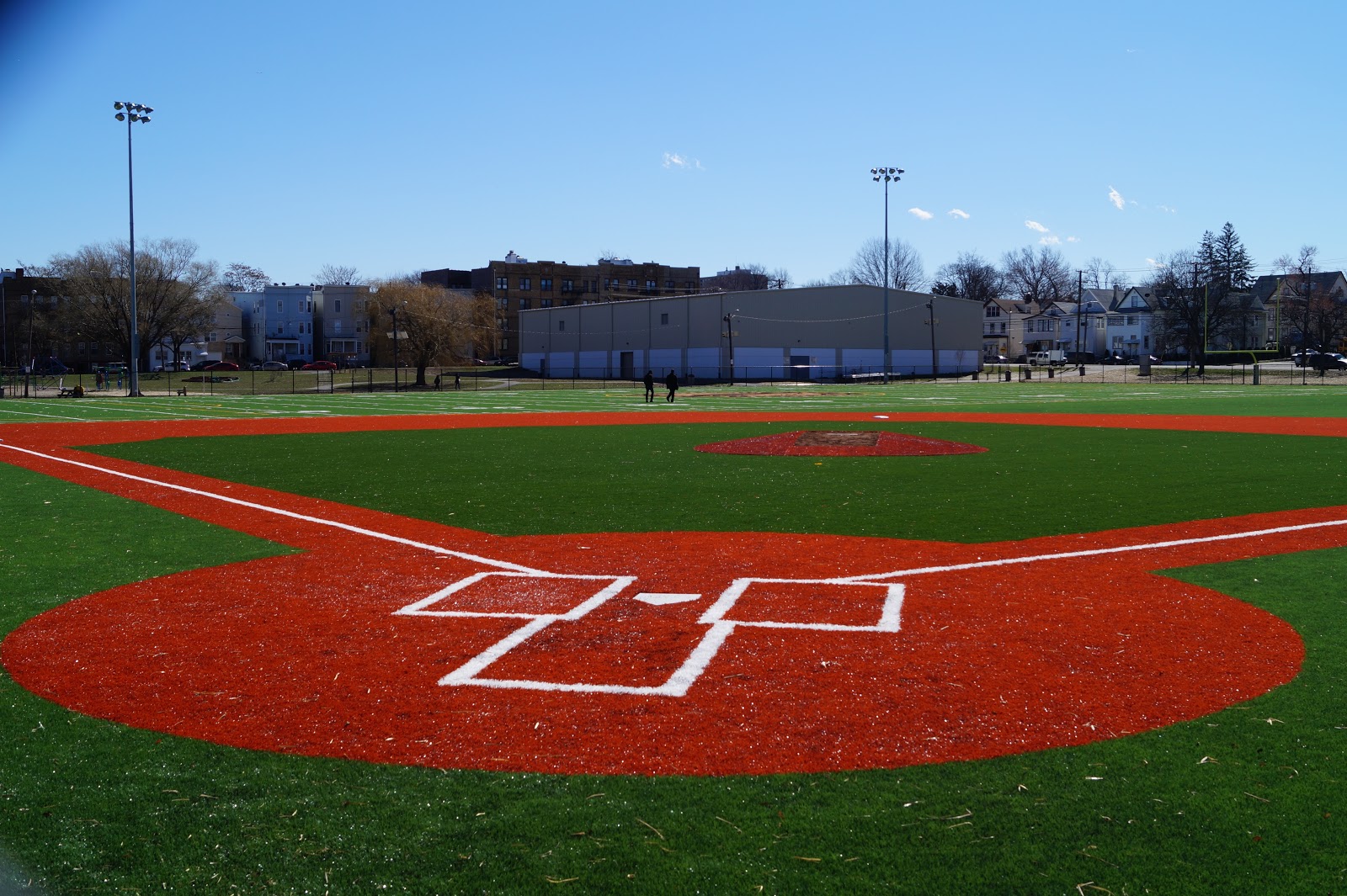 Como é o campo de softbol?